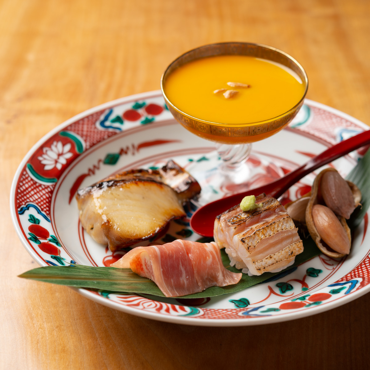 八寸｜すくな南瓜の冷製スープ、かますの炙り寿司、落花生の塩茹で、さわらの西京焼き、いちぢくと生ハム